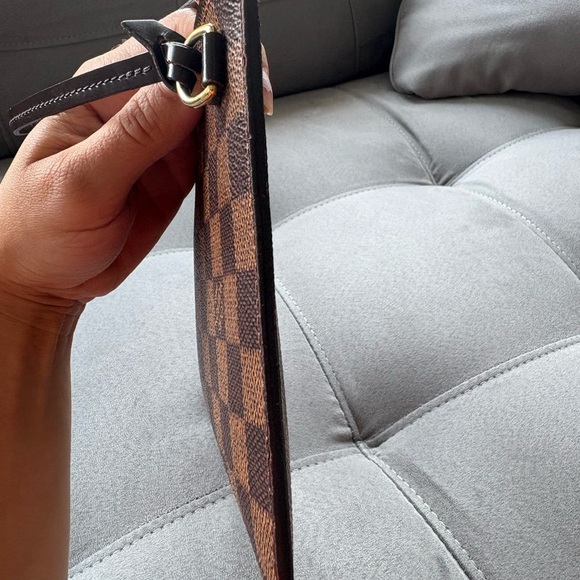 Louis Vuitton Brown Wallet with Iconic Checkered Design - Picture 11 of 12